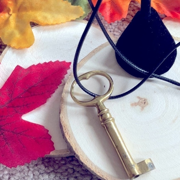 VINTAGE GOLD TONE KEY NECKLACE - Picture 2 of 5